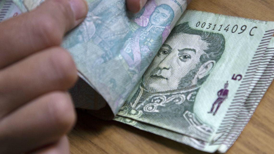 The Central Bank will extend until February 28th the legal circulation of the 5 pesos bills, which was due to end at the end of January.
