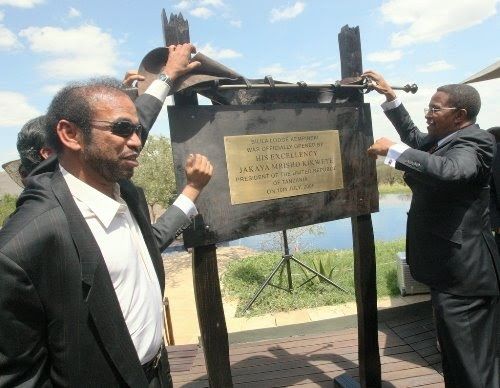 Albwardy con el ex-Presidente de Tanzania, inaugurando un hotel. Fue denunciado en un cable en WikiLeaks de sobornar al entonces Presidente para realizar proyectos de turismo en el país africano.