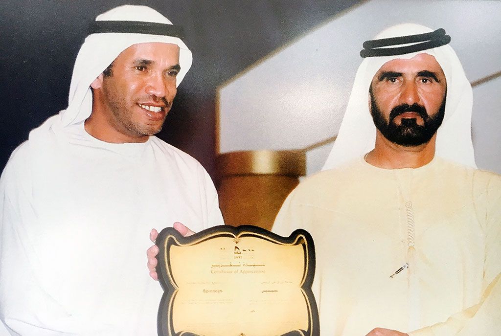 Alí Saeed Albwardy con Mohamed bin Rashid Al Maktum, emir de Dubai y el actual primer ministro y vicepresidente de los Emiratos Árabes Unidos, en la inauguración de una obra.