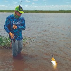 Debido a la bajante, en varios lugares la pesca está casi asegurada.