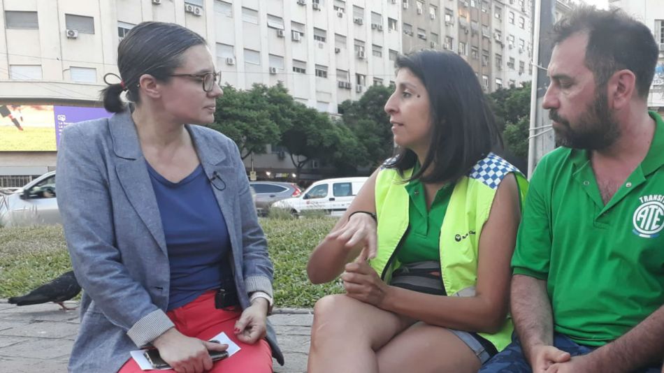 Gisela Marziotta en diálogo con los manifestantes.