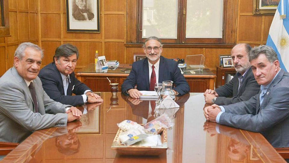 El ministro de Agricultura, Luis Basterra, junto a la Mesa de Enlace.