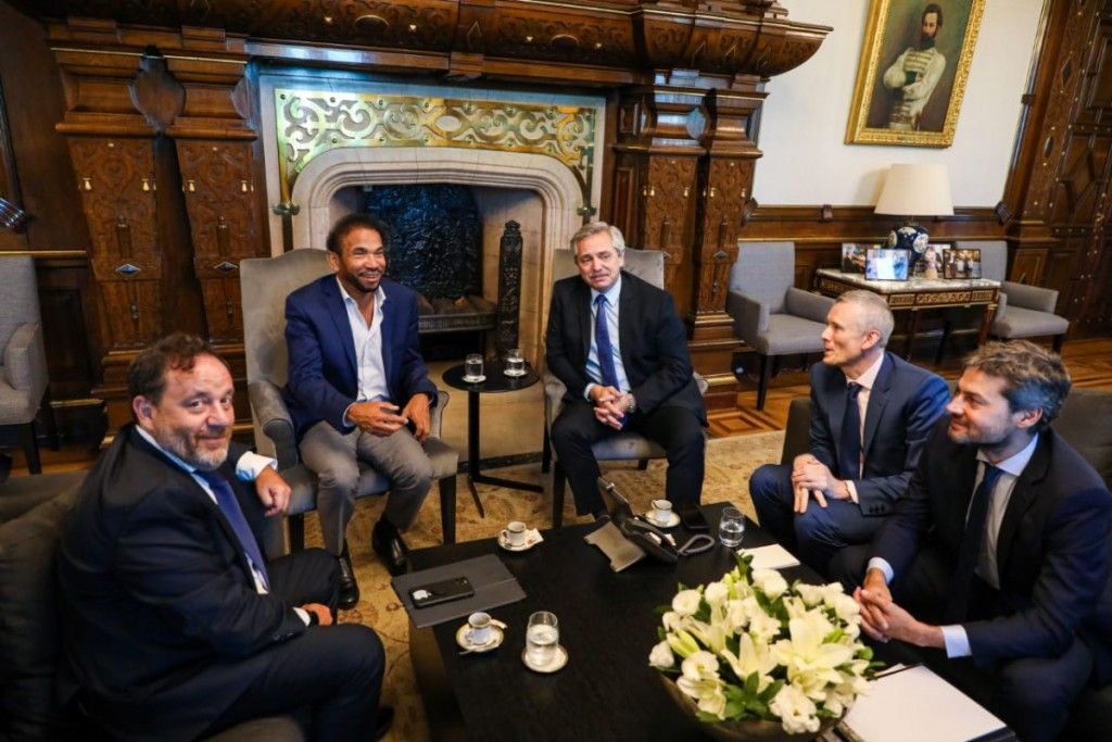 Alberto Fernández, Alí Saeed Albwardy y Matías Lammens en una reunión en febrero de 2020.