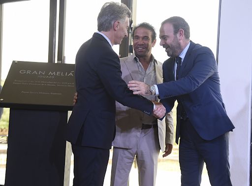 Mauricio Macri y Alí Saeed Albwardy en la inauguración del Gran Meliá Iguazú.