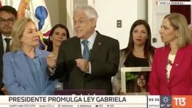 Piñera promulgando la ley Gabriela