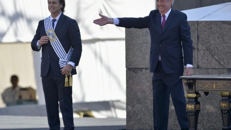 ¿Impensable por acá? El que llega y el que se va, juntos entre sonrisas y aplausos.