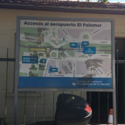 El acceso a El Palomar mantiene la impronta de los tiempos de la base aérea oficial.