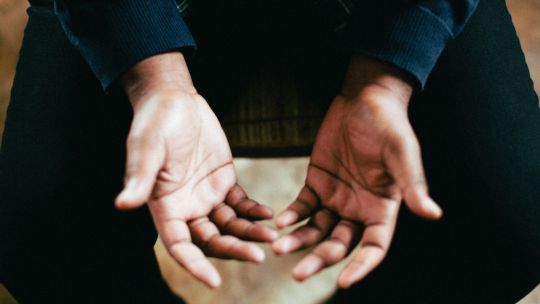 Hiperhidrosis: la enfermedad que provoca sudoración en las manos