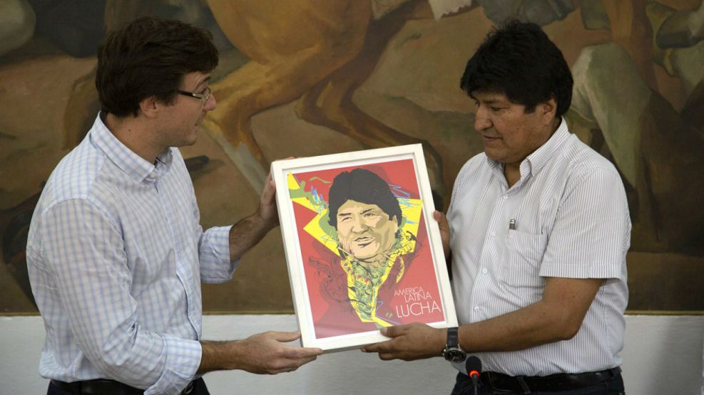 El intendente Lucas Ghi entregando el reconocimiento de Morón a Evo Morales.