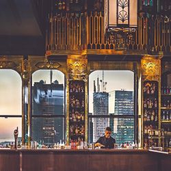 Trade Bar, ubicado en los últimos pisos del edificio Comega, ofrece tres plantas para comer y beber con vistas al Obelisco y Puerto Madero.