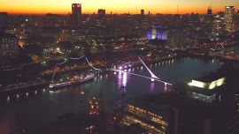 Desde un imponente piso 32 de Puerto Madero, único por sus vistas a la Reserva Ecológica, el Cristal Bar del Alvear Icon abre de martes a domingo en un ambiente cerrado diseñado en colores tabaco y dorado. al río y la ciudad, el Crystal Bar del Alvear Icon