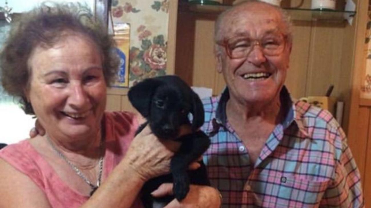 María y Miguel junto a su nueva mascota, Mora.