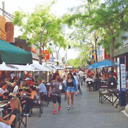 La céntrica peatonal de la ciudad de San Luis es punto de reunión para locales y visitantes.