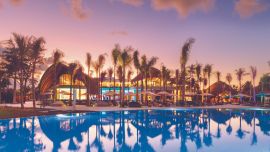 La recepción y el buffet con techo de palma del Club Med en Miches combinan con el paisaje.