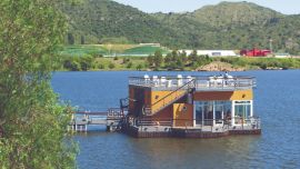 Confitería flotante en el lago de Potrero de los Funes, única en su tipo en el país.