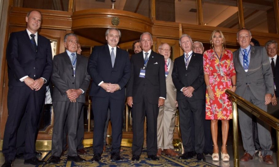 (De izq. a der.) Javier Bolzico, Eduardo Eurnekian, Alberto Fernández, Daniel Funes de Rioja, Julio Crivelli, Osvaldo Cornide, Bettina Bulgheroni, Mguel Acevedo.