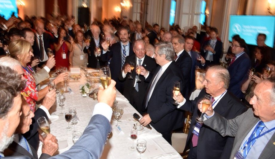 Brindis de empresarios con el presidente Alberto Fernández al cierre del primer almuerzo 2020 del CICyP.