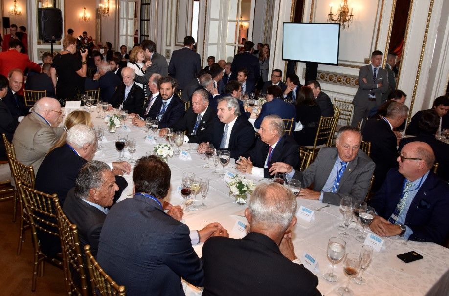 (De frente; de izq. a der.) Juan Carlos López Mena, Osvaldo Cornide, Santiago Cafiero, Daniel Funes de Rioja, Alberto Fernández, Alejandro Bulgheroni, Miguel Acevedo y Martín Cabrales. (De espalda, de izq. a der.) Javier Bolzico, Daniel Pelegrina, Gustavo Beliz (no visible en foto), Julio Crivelli, Bettina Bulgheroni, Adelmo Gabbi, Eduardo Eurnekian, Darío Werthein, y Jorge Neuss.