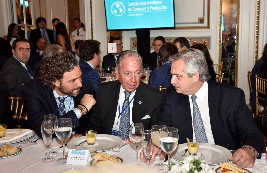 Santiago Cafiero, Daniel Funes de Rioja y el presidente Alberto Fernández, en la mesa principal del primer almuerzo 2020 del CICyP. 