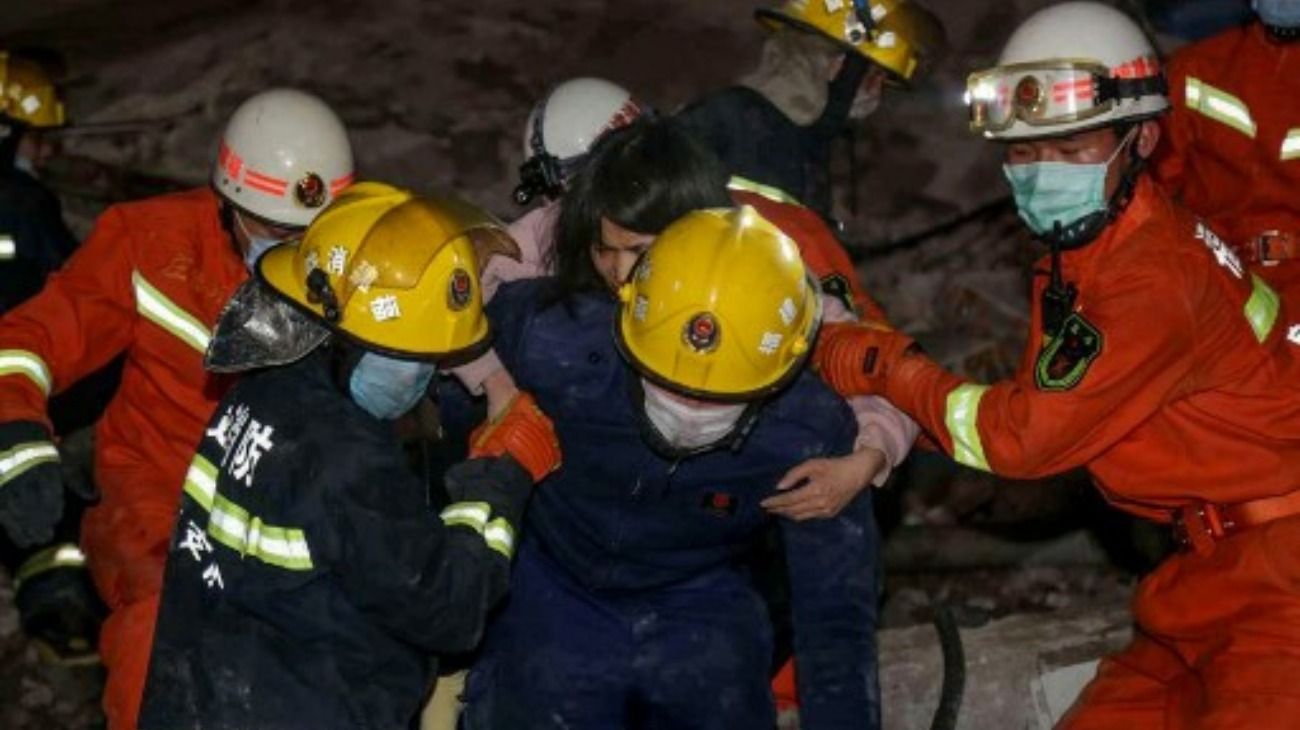 Se derrumbó un hotel en la ciudad portuaria china de Guangzhou donde se alojaban pacientes aislados por el coronavirus.