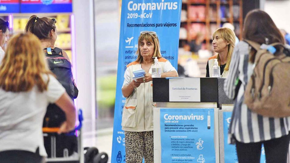 20200307_aeropuerto_barbijos_alcohol_telam_g.jpg