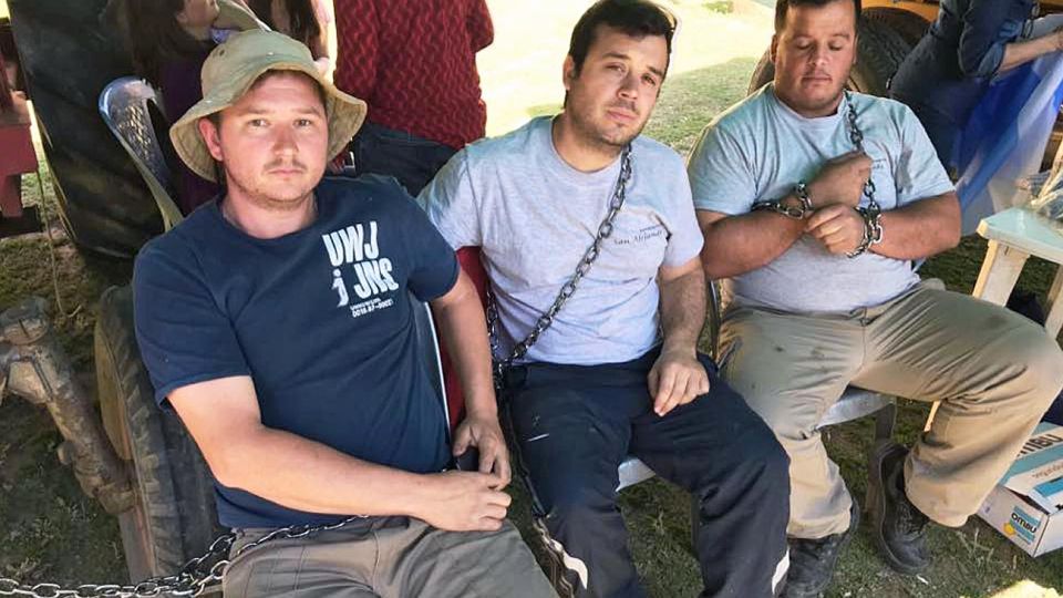 En el terreno. Los hermanos Enzo y Alejandro Dalmasso se encadenaron en Córdoba y convocaron al tractorazo del viernes.