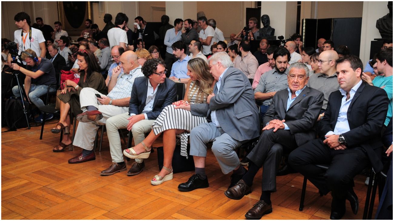 La presentación del ecógrafo portátil se hizo ante un nutrido auditorio de invitados especiales, como Eduardo Eurnekian, presidente de Corporación América, profesores y estudiantes de la Facultad de Medicina.