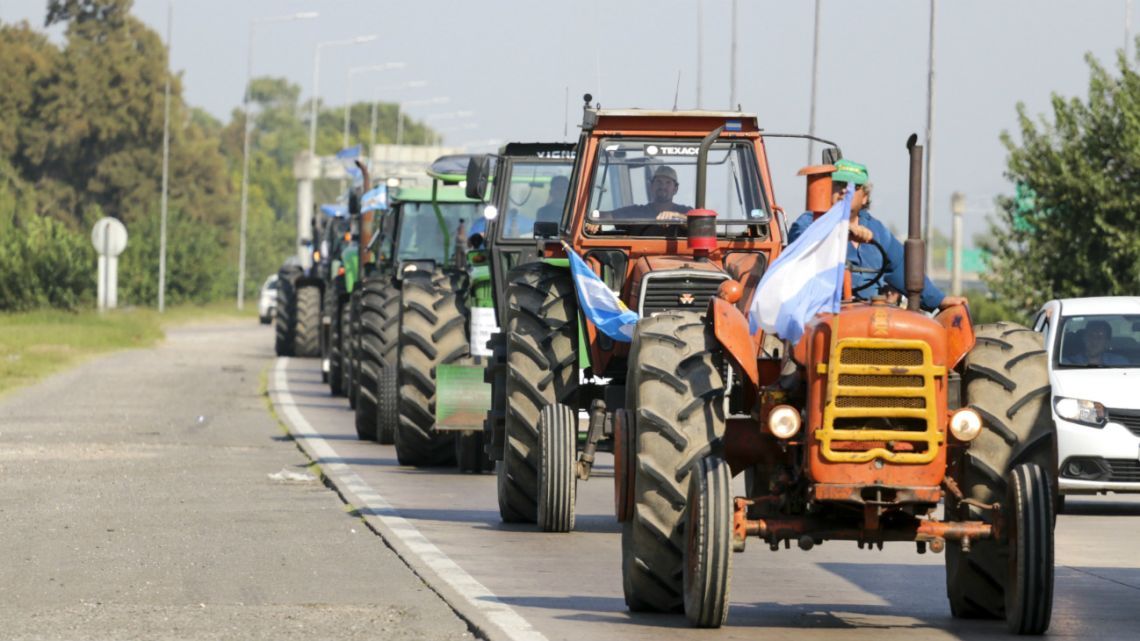 Farmers protest the increase of the retentions to soybeans in the Avenida de Circunvalación in Córdoba on March 5, 2020.