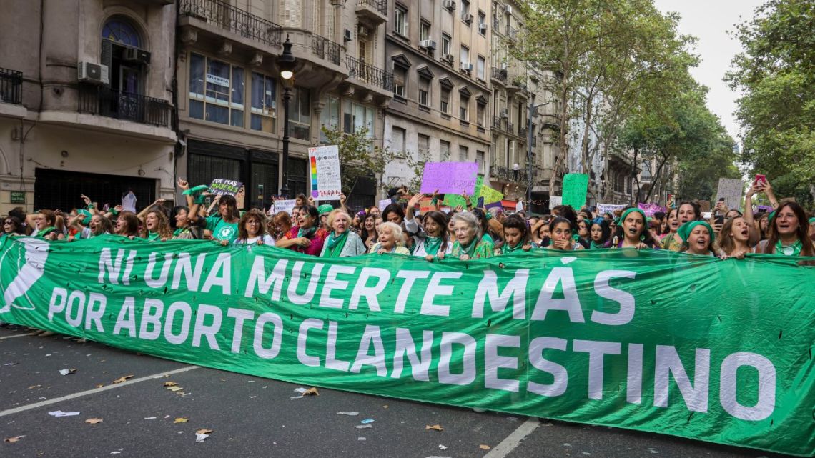 Thousands of women gathered at the National Congress on Monday as a part of the National Feminist Strike, citing demands such as legal and free abortions and an end to gender violence.