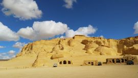 Lo que hoy es desierto, en el pasado fue un mar. Rocas de arenisca dorada e interminables dunas componen el paisaje de la cuenca desértica de Wadi Al Hitan. Foto: Simone A. Mayer/dpa.