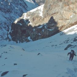 El ascenso tiene algunos tramos más difíciles, con laderas escarpadas de roca, nieve y hielo. 