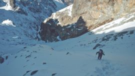 El ascenso tiene algunos tramos más difíciles, con laderas escarpadas de roca, nieve y hielo.