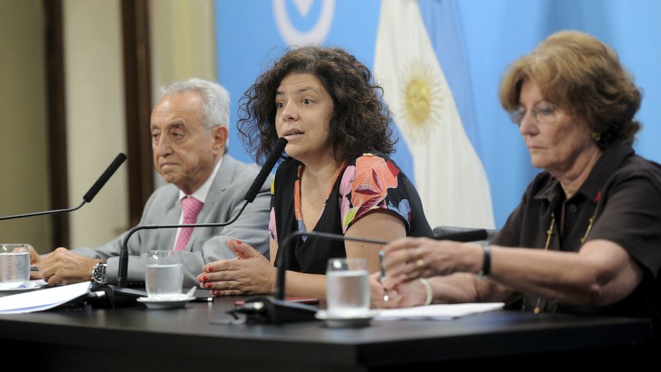 Carla Vizzotti (c.), secretaria de Acceso a la Salud; Pedro Cahn (i.), Fundación Huesped; y Mirta Roses Periago (d.), OMS.