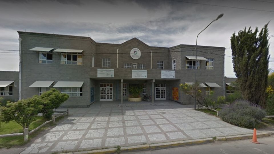 La escuela donde trabaja la docente.