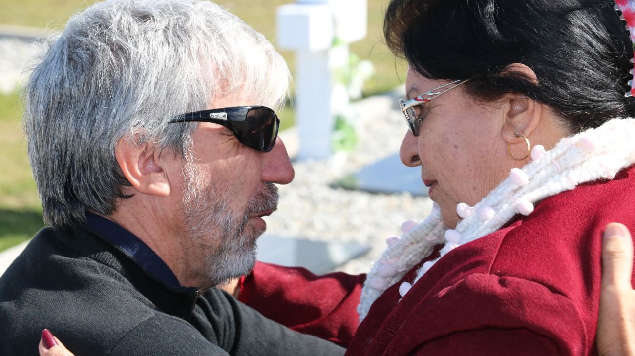 Elma pudo estar, finalmente, frente a la tumba de su hijo Gabino.