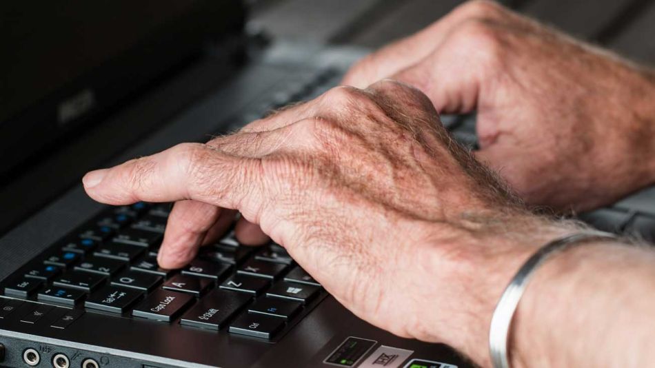 Escribiendo periosdismo manos compuradora