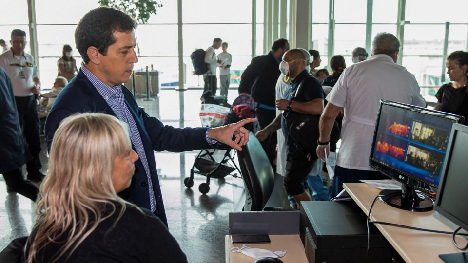 El ministro del Interior, Wado de Pedro, controlando el funcionamiento de las nuevas cámaras térmicas para detectar posibles casos de coronavirus.