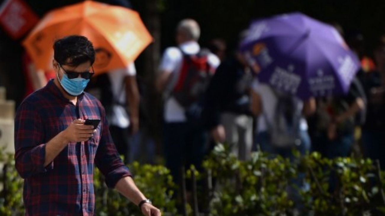 Un hombre en Sevilla con barbijo para protegerse del coronavirus. 