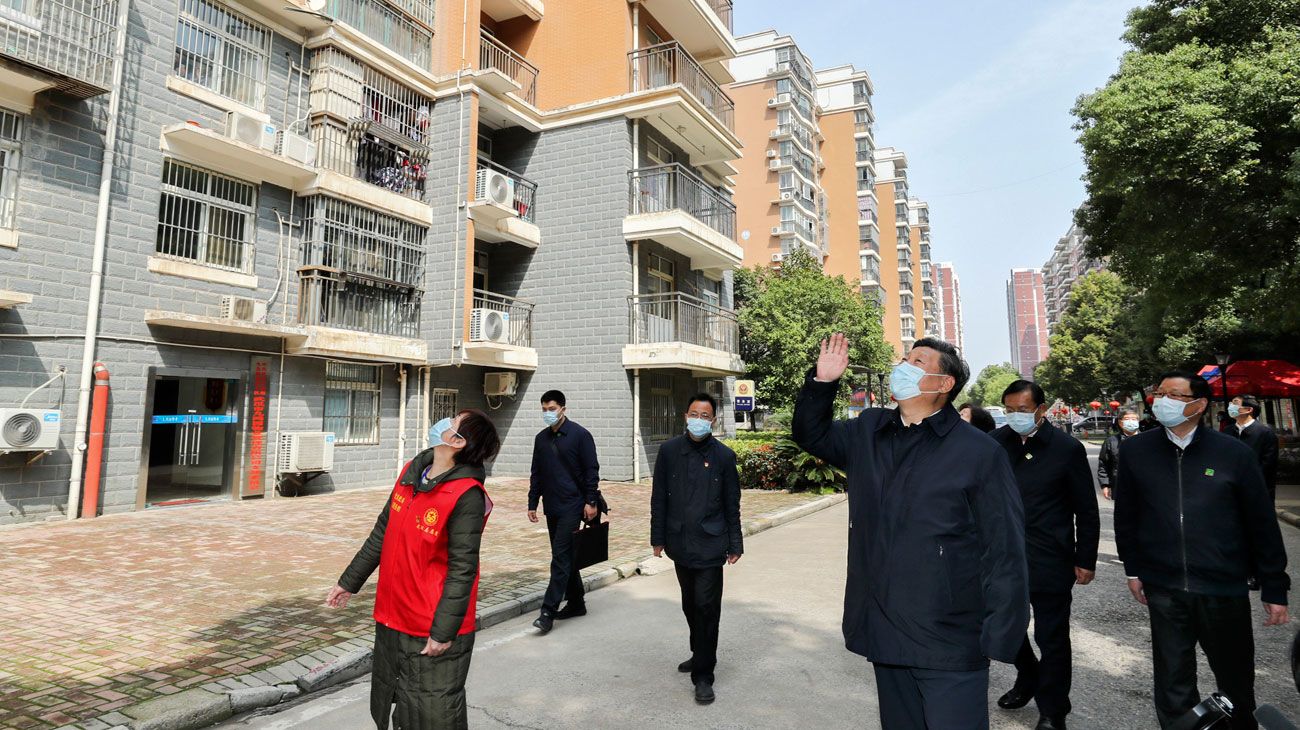 RECORRIDO. El presidente chino visitó el martes Wuhan, epicentro del brote, y elogió a los vecinos.