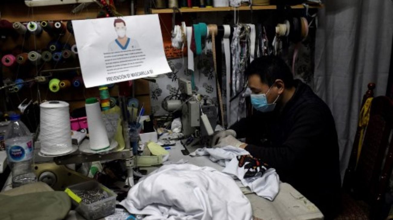 Un empleado de un comercio en Madrid (foto), en pleno brote del coronavirus. 