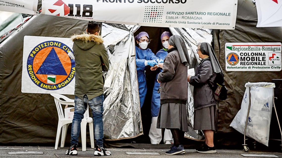 Una carpa sanitaria en Italia, donde las muertes se incrementaron un 57% el fin se semana pasado. | Foto:cedoc