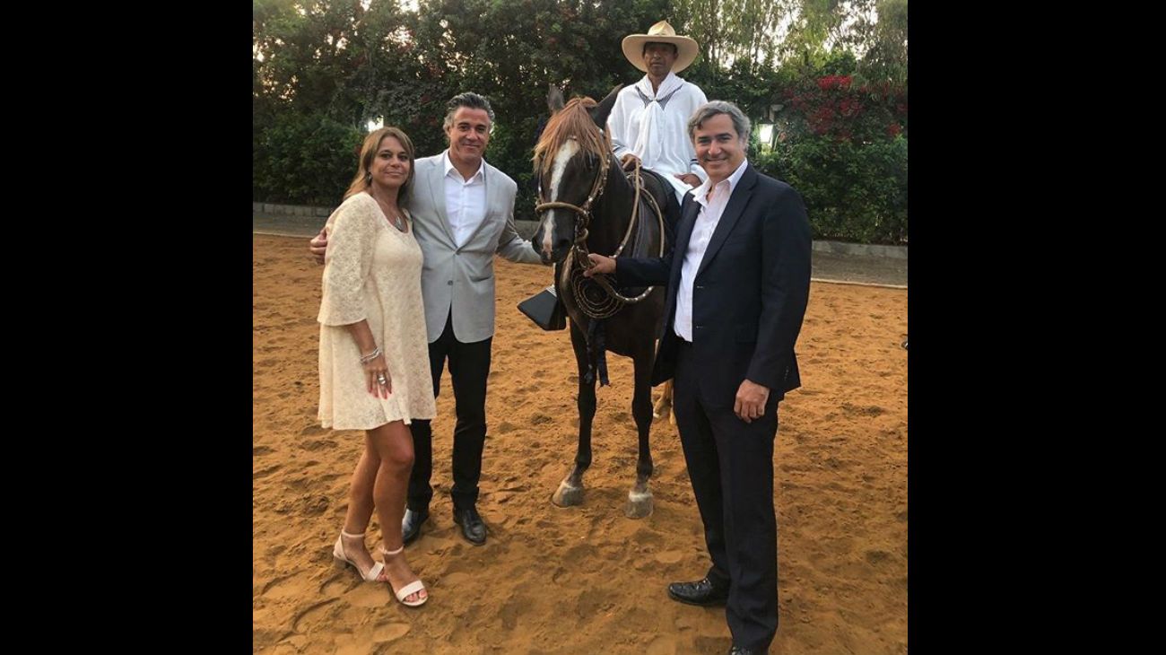 “Asistimos a la boda de mi viejo, Jaime, con Silvia, su compañera de los últimos siete años. Junto con Marisa y Mariano Rafecas honramos la unión y les deseamos todo lo mejor !!! Que viva el amor”, posteó el juez federal.