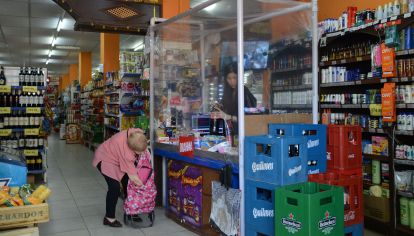 PRECAUCION. La mayoría de los cajeros cuentan con alcohol en gel y barbijos para protegerse.