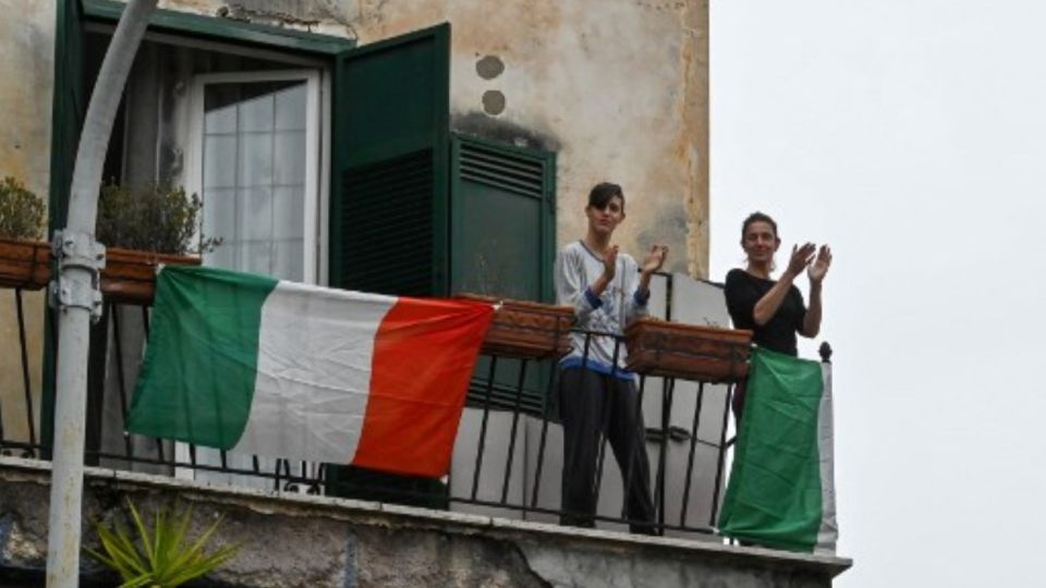 En medio de la cuarentena por el coronaviurs, los italianos salen a los balcones a cantar y aplaudir. para levantar el ánimo
