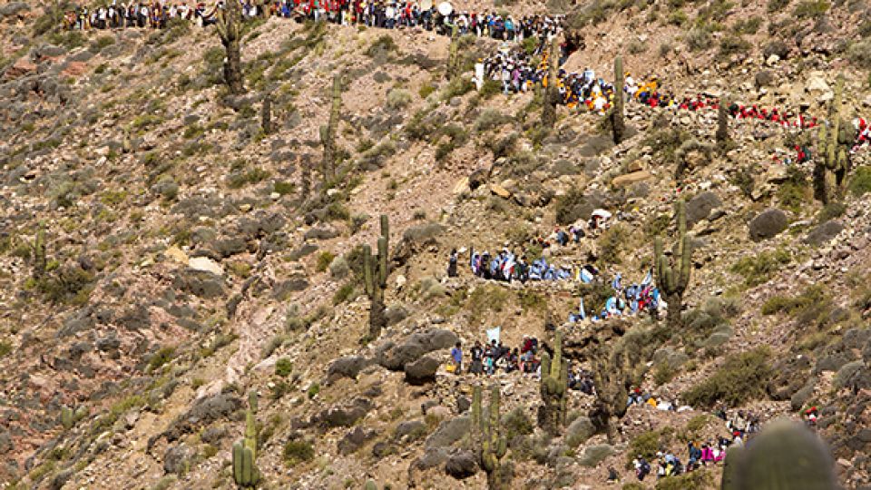 Los peregrinos y bandas de sikuris bajan desde Punta Corral hacia Tumbaya.