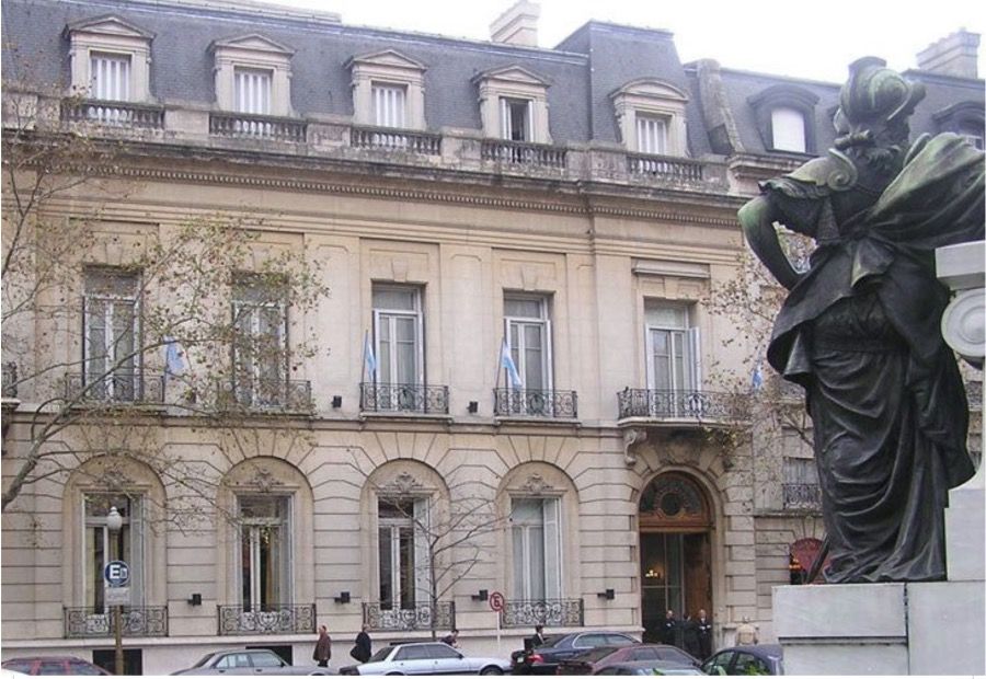 Jockey Club, sede Recoleta, en cuya piscina se produjo "pánico" por un socio que no hizo cuarentena y estuvo allí a dos días de haber llegado de Europa.