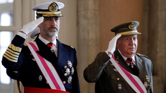 El rey Felipe VI y su padre, el "rey emérito" Juan Carlos de Borbón.