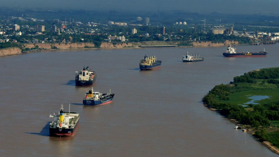 Ships arriving to load at ports clustered around the city of Rosario, Argentina’s crop-export hub on the Paraná River, aren’t docking because of coronavirus.