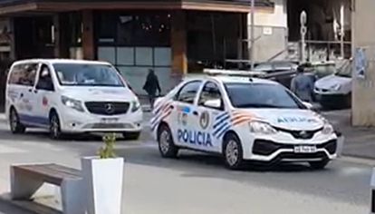 La policía le pide a la gente que se quede en sus casas