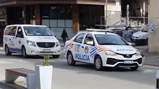 La policía le pide a la gente que se quede en sus casas
